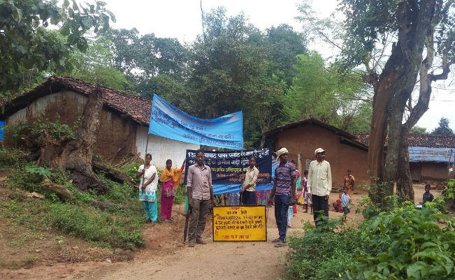 झारखंड : 1320 मेगावाट के पॉवर प्लांट के विरोध में प्रशासन के गांव में घुसने पर रोक, लगाया निषेध बोर्ड
