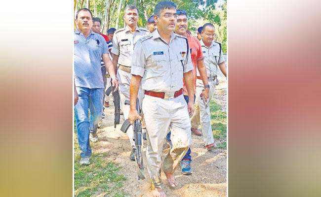 रांची के SSP का ‘सिंघम’ अवतार, AK-47 लेकर नंगे पांव दौड़ गये, शूटर्स को दबोचा, देखें VIDEO & PICS