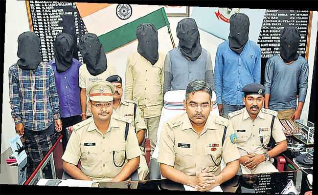 धुर्वा में शूटरों के साथ हुई मुठभेड़ के बाद पुलिस की गिरफ्त में आये सात अपराधी, फरार राकेश वर्मा चलाता है गिरोह, बीनू का ड्राइवर करता था हथियारों की सप्लाई