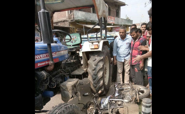 ट्रैक्टर ने मोटरसाइकिल सवार को कुचला, युवक की मौत, पत्नी व बच्चा गंभीर रूप से घायल
