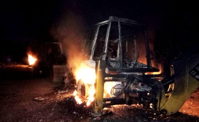 दुमका में 3 दर्जन सशस्त्र नक्सलियों का तांडव, काठीकुंड में सड़क निर्माण में लगे 5 JCB को फूंका