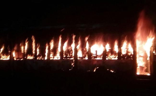 VIDEO : रेलयार्ड में खड़ी आम्रपाली एक्सप्रेस में अचानक लगी आग, एक बोगी जलकर राख