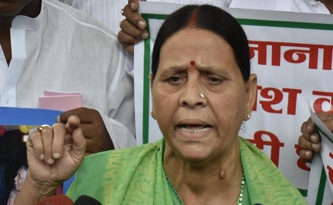 VIDEO में देखिए,राबड़ी का भाजपा को चैलेंज, कहा- यहां मोदी का हाथ और गला काटने वाले बहुत लोग खड़े हैं