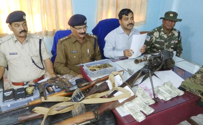 IN PICS : पलामू पुलिस को मिली बड़ी सफलता, TPC के 3 नक्सली गिरफ्तार, भारी मात्रा में हथियार और नकद भी बरामद