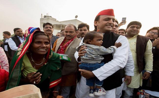 नाेटबंदी के बाद बैंक की लाइन में जन्मे बच्चे ”खजांची” के गांव को गोद लेंगे अखिलेश