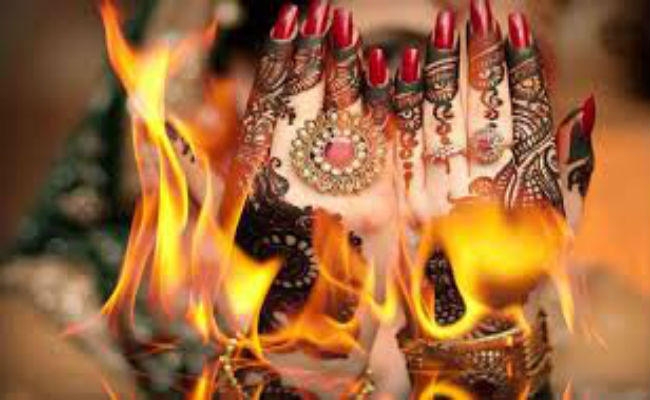 चौपारण : पिता का आरोप दहेज लोभियों की बलि चढ़ी रीता, थाने में प्राथमिकी दर्ज