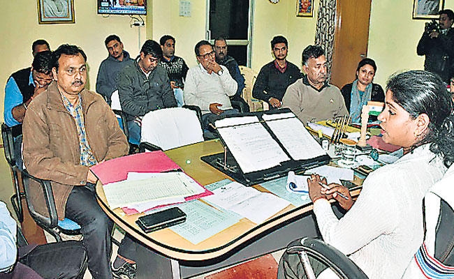 मेयर ने अधिकारियों के साथ की बैठक, दिया निर्देश शहर से ब्राइट कंपनी का होर्डिंग हटायें