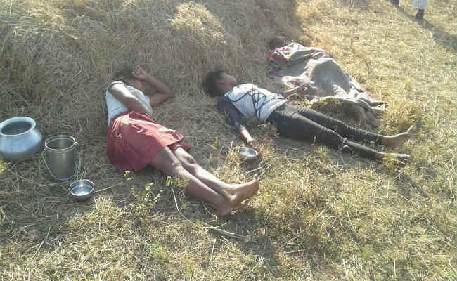 गुमला : मां, पिता व बेटी की हत्या के बाद पुलिस पर हमला, तीन जवान घायल