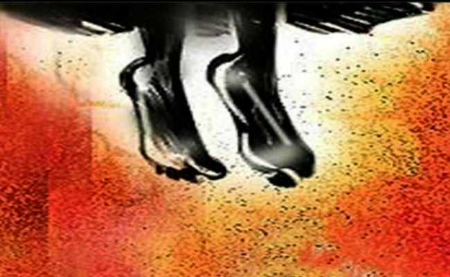 घरेलू कलह से ऊबने पर दो महिलाओं ने की आत्महत्या