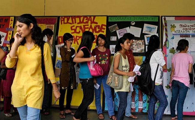 दिल्ली यूनिवर्सिटी : सेल्फी, बाल बनाने पर प्रतिबंध के खिलाफ मिरांडा हाउस को नोटिस