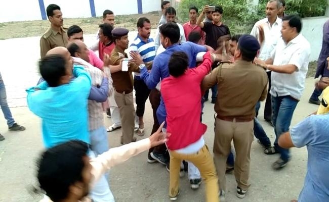 LIVE VIDEO : पहले शराब पीकर सरकारी कर्मचारियों ने बीजेपी नेताओं को बंधक बनाकर पीटा, उसके बाद…