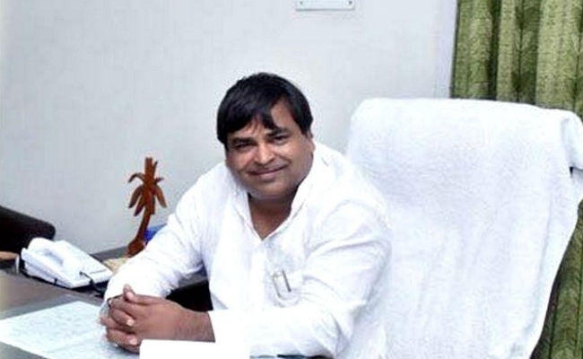 दुष्कर्म के आरोपी गायत्री प्रजापति के बेटे हिरासत में, आरोपियों को घर में छिपाने का आरोप