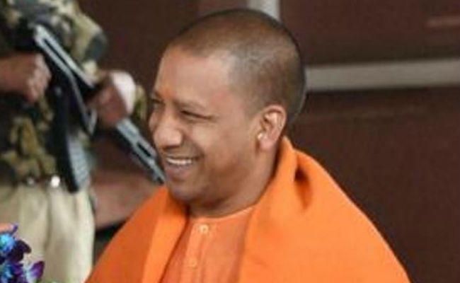 योगी आदित्यनाथ के पीछे क्यों पड़ा है मीडिया