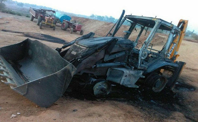 हजारीबाग : विष्णुगढ़ में उग्रवादियों ने कंस्ट्रक्शन कंपनी के JCB को आग के हवाले किया