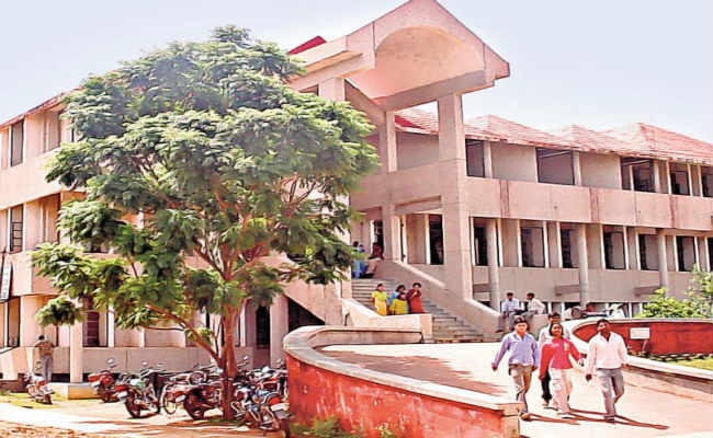 विनोबा भावे विश्वविद्यालय में धूल फांक रही दो करोड़ की खेल सामग्री