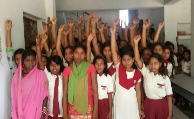 बोकारो के नावाडीह में कस्तूरबा विद्यालय की बीमार छात्रा को गार्ड ने पीटा, हंगामा