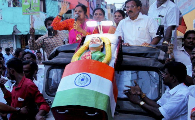 तमिलनाडु: आरके नगर उपचुनाव में वोट मांग रही है जयललिता की डमी