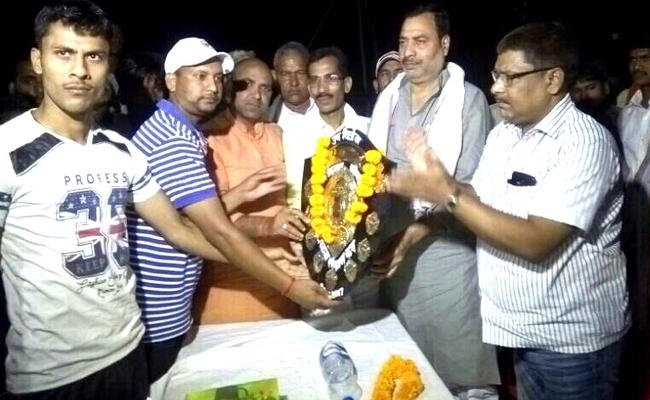 बक्सर : स्वच्छता अभियान के तहत आयोजित फुटबॉल मैच में इटाढ़ी की 3-2 से जीत
