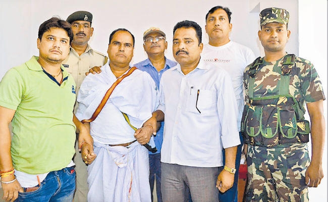 15 हजार रुपये घूस लेते डीपीओ को निगरानी ने दबोचा