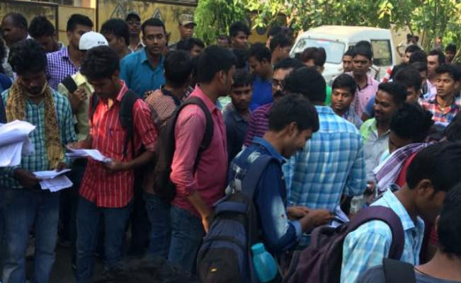 जमशेदपुर : एडमिट कार्ड मिलने में देर होने पर भूखे-प्यासे छात्रों ने किया हंगामा, तोड़-फोड़