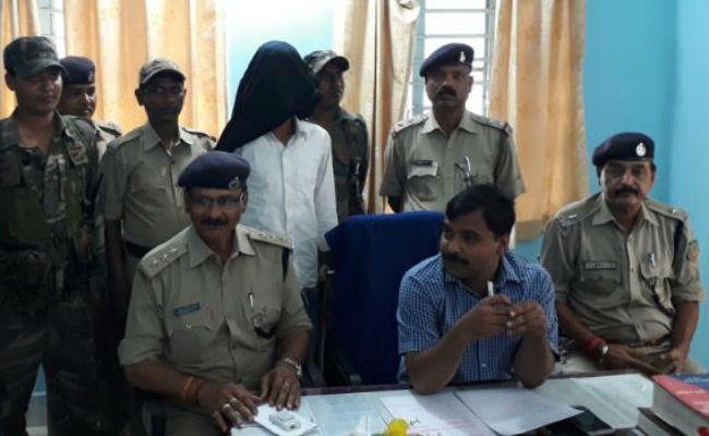 पुलिस ने पकड़ा चतरा से वाराणसी ले जाया जा रहा 4 लाख का कत्था, दो गिरफ्तार