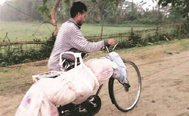 असम : मुख्यमंत्री के क्षेत्र में साइकिल पर भाई का शव ले जाने की मजबूरी क्यों?