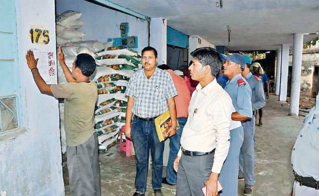 पंडरा और अपर बाजार का हाल बुरा, दुकान खुल रहे, पर खरीदार नदारद