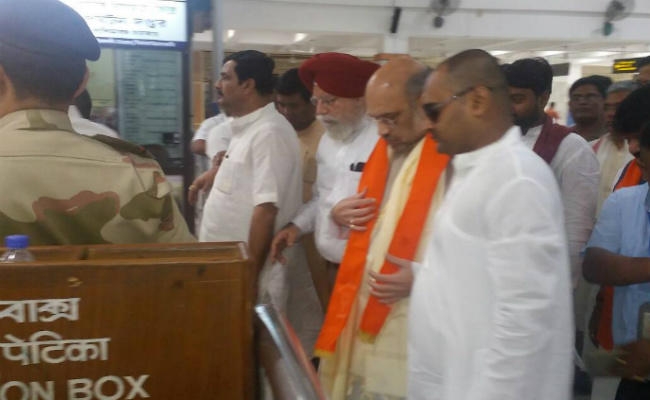 पश्चिम बंगाल : नक्सलबाड़ी में अमित शाह ने की बूथ मीटिंग, भाकपा-माओवादी ने काले झंडे में निकाली विरोध रैली