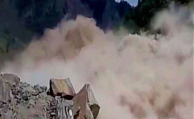 भूस्खलन से बद्रीनाथ राजमार्ग बंद, 15 हजार यात्री फंसे, हृदयगति रुकने से बिहार के एक यात्री समेत दो की मौत