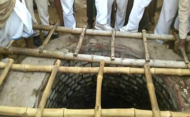 VIDEO : बक्सर के बगेन में मौत के कुएं में फंसी जिंदगी, एक की मौत, दूसरा फंसा है अंदर