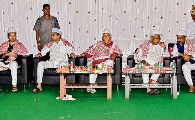 इफ्तार में जुटे सीएम नीतीश लालू और डॉ अशोक चौधरी