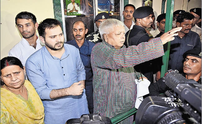 लालू-राबड़ी के आवास पर छापेमारी, सीबीआइ ने 11 घंटे तक कमरा खंगाला…जानिए क्या-क्या हुआ जब्त