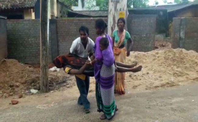 VIDEO: गिड़गिड़ाने के बाद भी शव ले जाने के लिए नहीं मिला एंबुलेंस, दो डॉक्टर निलंबित