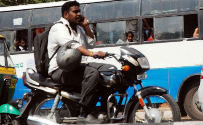 हजारीबाग : बिना हेलमेट 300 लोग पकड़ाये, जुर्माना भरने के बाद लेना पड़ा फिल्मी ज्ञान