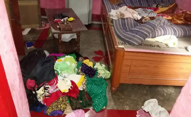 OMG! : घर में जबरन घुसे डकैत, पांच महीने की बच्ची की कनपट्टी पर बंदूक सटायी और लाखों लूट लिये