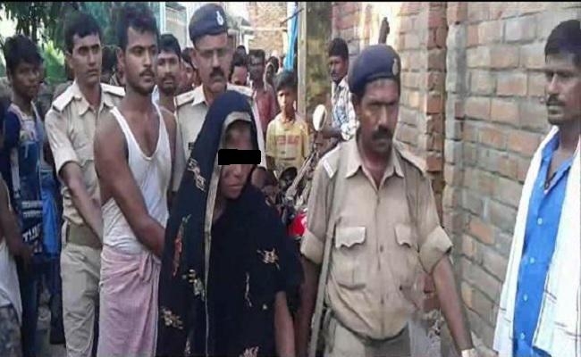 आपत्तिजनक स्थिति में प्रेमी युगल पकड़ाया, ग्रामीणों ने महिला के बाल काटे, मुंह पर पोती कालिख