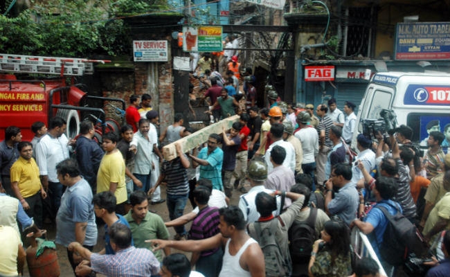 कोलकाता में ढही पुरानी इमारत, दो की मौत, कई घायल