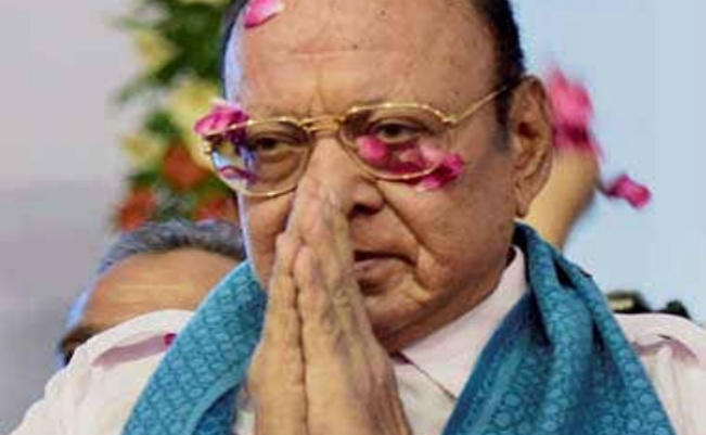 गुजरात राज्यसभा चुनाव : दो ”मित्रों” के बीच वाघेला ने साधी रणनीतिक चुप्पी, बढ़ायी बेचैनी