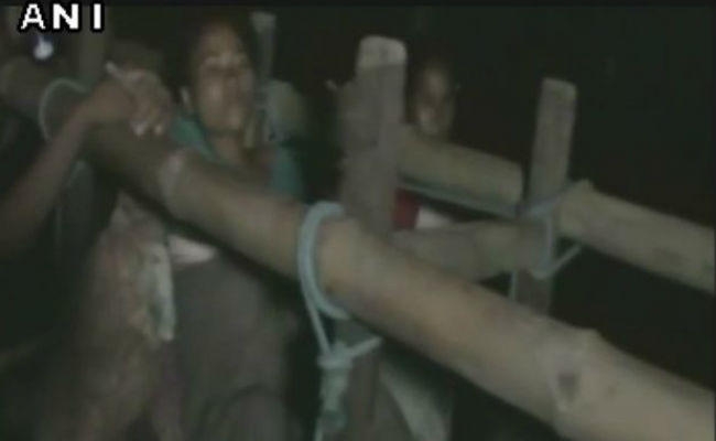 VIDEO: टूटी सड़क, 10 किमी लंबा रास्ता, हाथ से बना स्ट्रेचर, देखें प्रेग्नेंट महिला को लोगों ने कैसे पहुंचाया अस्पताल