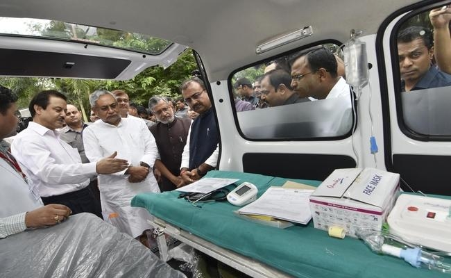 CM नीतीश ने आम लोगों की सुविधा के लिए 102 एंबुलेंस सेवा को दिखायी हरी झंडी