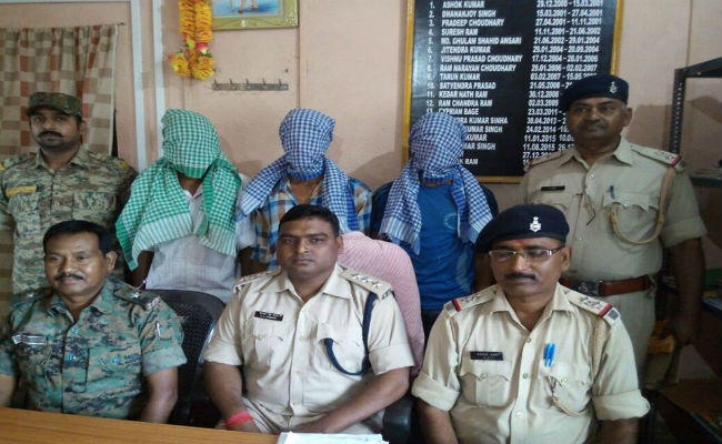 चतरा : तीन अपराधी गिरफ्तार, जेसीबी मशीन जलाने का था आरोप