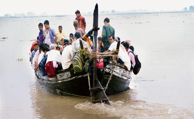 जब ओवरलोडेड नाव के मोटर में फंसा कचरा, तो पढि़ए कैसे बची ये 40 जानें