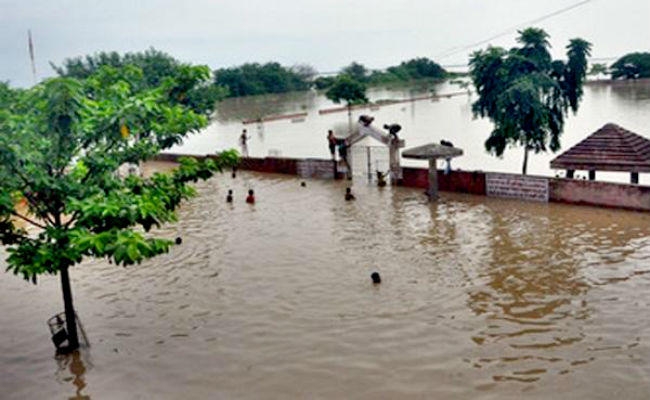 FLOOD IN BIHAR : मुजफ्फरपुर शहर को बूढ़ी गंडक ने तीनों तरफ से घेरा, घुस रहा पानी, बढ़ी परेशानी