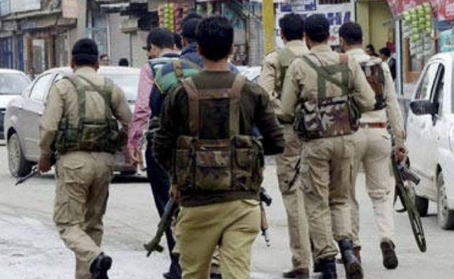 भिखारी से पैसा छीनते पुलिसकर्मी कैमरे में हुआ कैद, हुआ गिरफ्तार