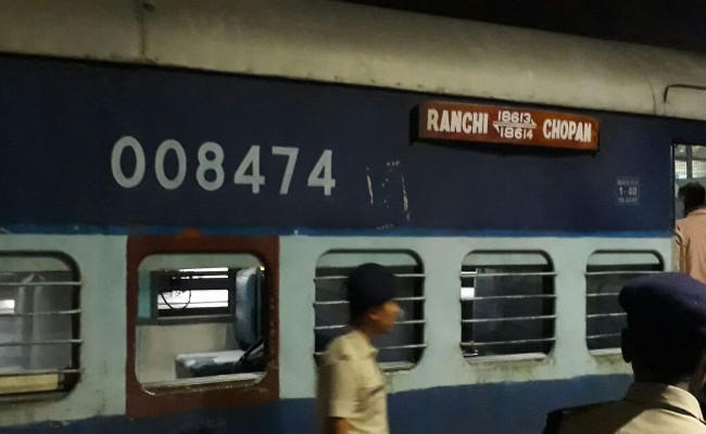 IN PICS : झारखंड पहुंची हरियाणा में भड़की हिंसा की आंच, डेरा समर्थकों ने रांची में चोपन-हटिया पैसेंजर में लगायी आग