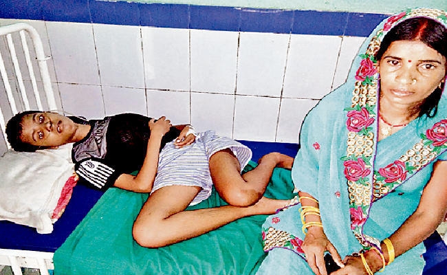 बिहार : जानिए क्यों ये बेबस मां लगा रही गुहार, ””भगवान उठा लो मेरे बेटे को””