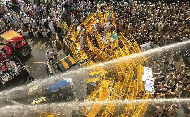किसानों पर पुलिस कार्रवाई की विपक्ष ने की आलोचना, कांग्रेस ने कहा ‘बादशाह” सत्ता के नशे में