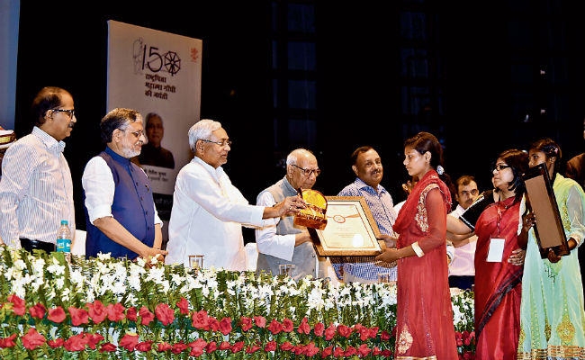 पटना : दहेज व बाल विवाह के खिलाफ अभियान में बेहतर योगदान देने वालों को मुख्यमंत्री ने किया सम्मानित