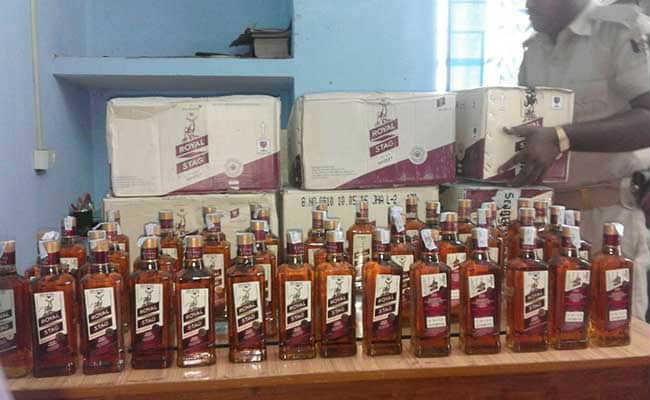 भारी मात्रा में पुलिस ने बरामद की देसी-विदेशी शराब, अवैध शराब के साथ तीन धराये
