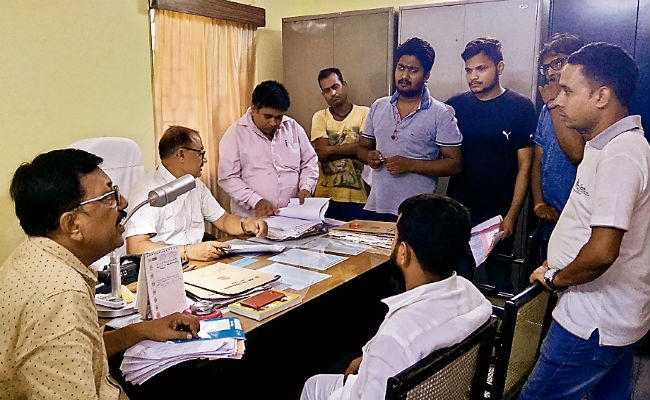 आरा : परीक्षा केंद्र पर पता चला दाखिला है अवैध, आरा में आक्रोशित छात्रों ने किया हंगामा